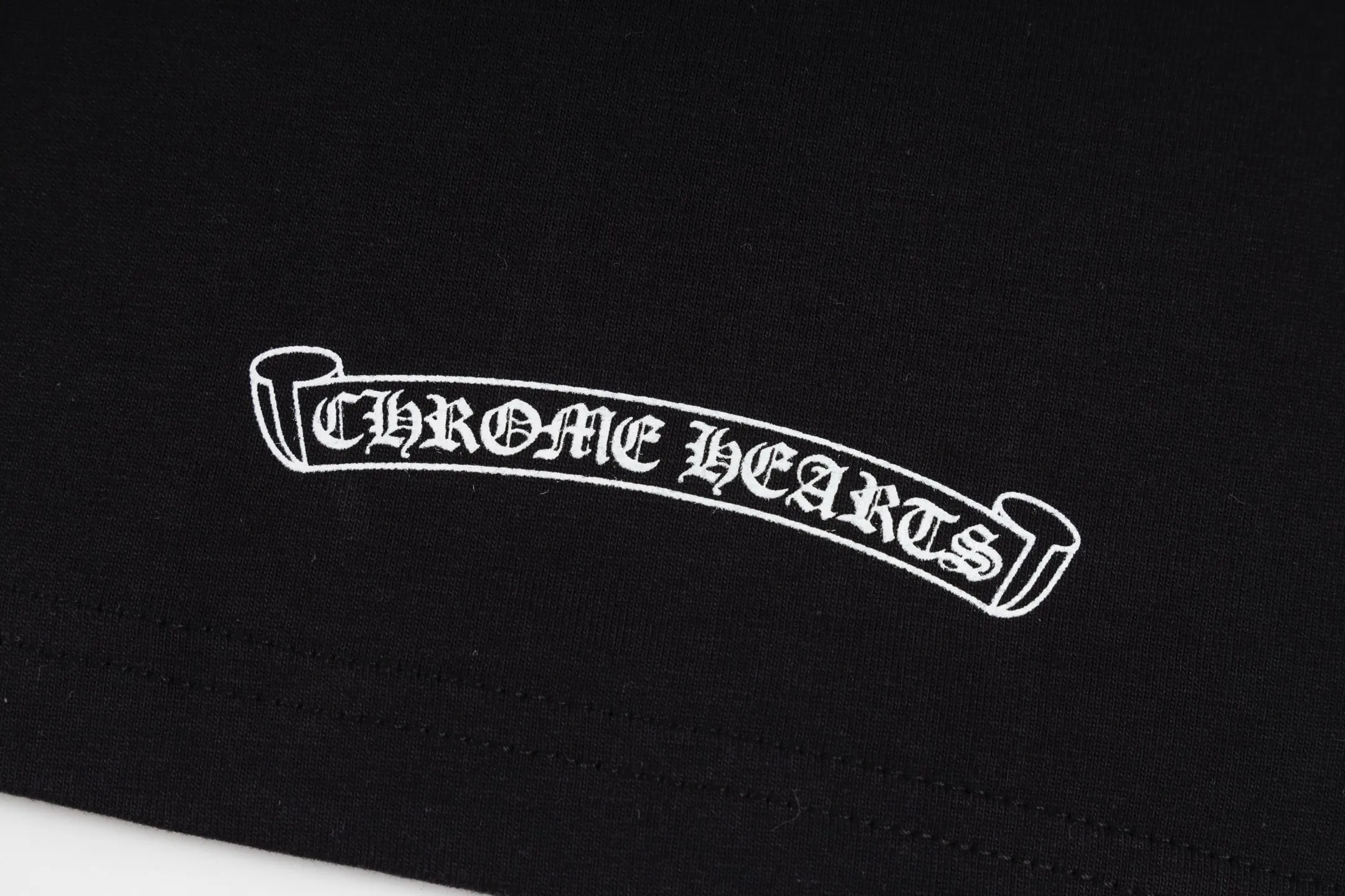🅿️340 [Exclusive supply] CH Crow Heart Graffiti Limited Long Sleeve (Black) The fabric is made of 26-woven 220g cotton, and the printing is printed with ink. The most important thing is that the leather is sewn by hand (handwork involves high costs). A lot of effort has been put into the fabric, hardware and craftsmanship. The top quality and industry benchmark in the market are only owned by a few people. The overall wiring is straight and delicate, the fabric is comfortable and soft, and the color is consistent without color difference. It can be matched with the same style to create a fashionable look and control various occasions. Customized accessories, complete with three standards, same style for men and women! Size:S/M/L